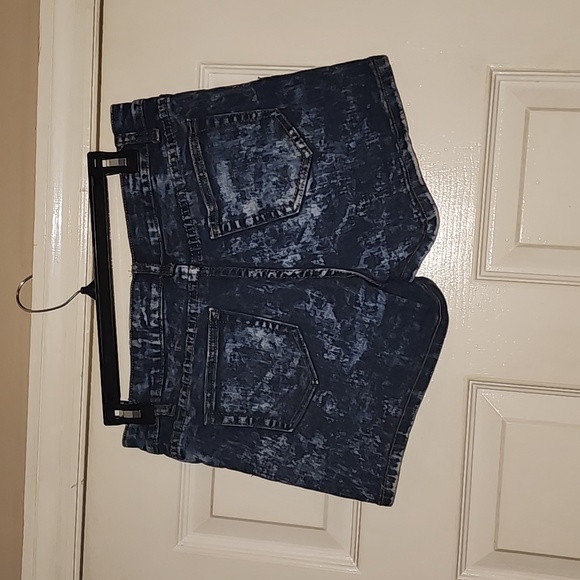 Shorts - Picture 2 of 3